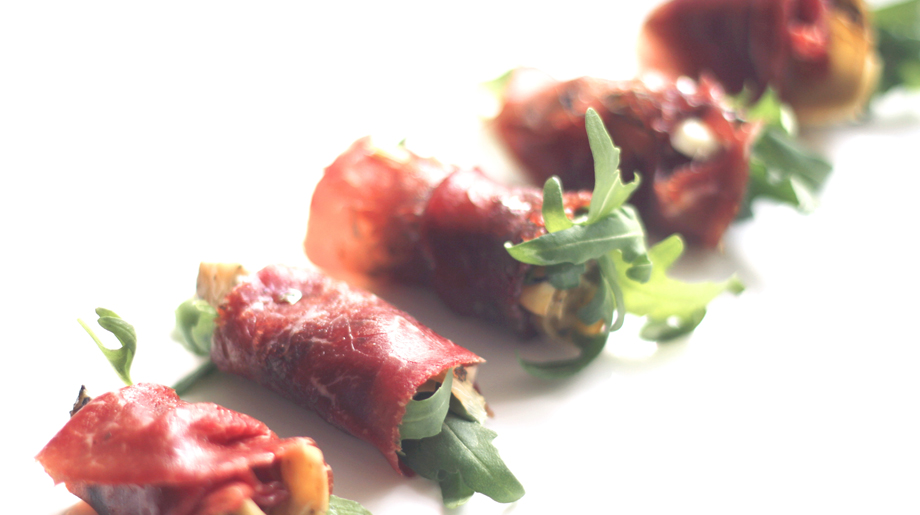 Artichoke and rocket wrapped in bresaola