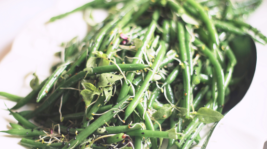 Green bean and alfalfa sprout salad with nigella and mustard seeds dressing